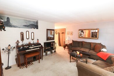 42 Fairbrook Rd, Framingham, MA 01701 - photo 3