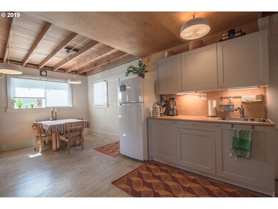 922 W 10th St, the Dalles, OR 97058 - photo 3