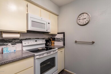 14086 N Newcastle Dr, Sun City, AZ 85351 - photo 7