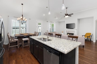 Kitchen with a kitchen island with sink, sink, dis