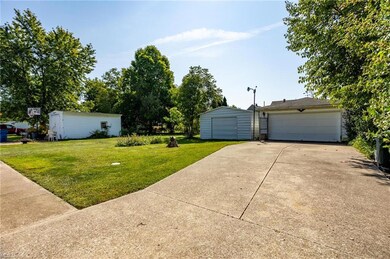 View of yard featuring an outdoor structure and ga