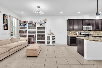 8150 Cascada Isles Dr, Hollywood, FL 33024 - photo 7