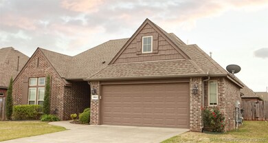 Oversized 2 car garage