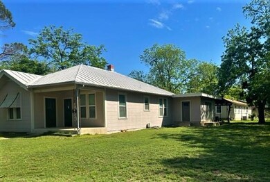 114 W Morse St, Fredericksburg, TX 78624 - photo 3
