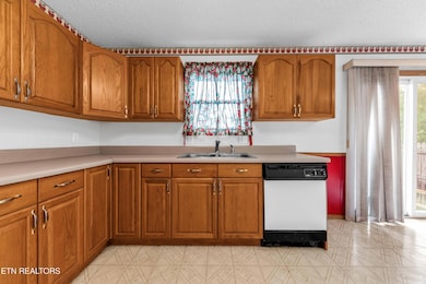 7400 Meadowbrook Cir, Knoxville, TN 37918 - photo 7