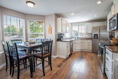 2939 SW Reindeer Ave, Redmond, OR 97756 - photo 5