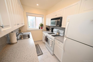 Wyndham House unit 212, Lynbrook, NY 11563 - photo 5