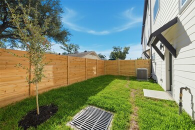 10929 Ivyridge Rd unit B, Houston, TX 77043 - photo 3