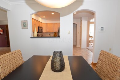 Dining to kitchen