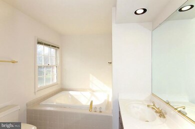 9112 Willow Gate Ln, Bethesda, MD 20817 - photo 5