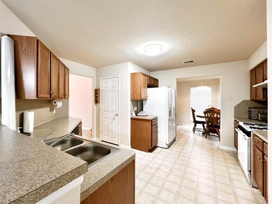 7927 Woodland Pine Dr, Houston, TX 77040 - photo 6