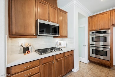 Kitchen with stainless steel appliances, decorativ