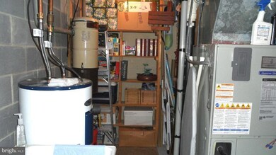 8150 Willowdale Ct, Springfield, VA 22153 - photo 5