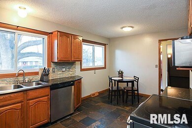 23 Parklane Cir, Bettendorf, IA 52722 - photo 4