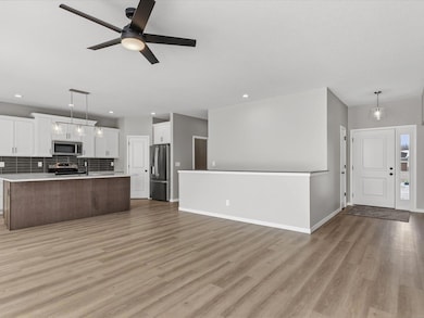 125 Sunbird Ct, Waterloo, IA 50701 - photo 4