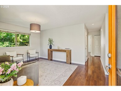 Living Room/Entrance