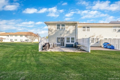 11 Gazebo Ln, Holtsville, NY 11742 - photo 5