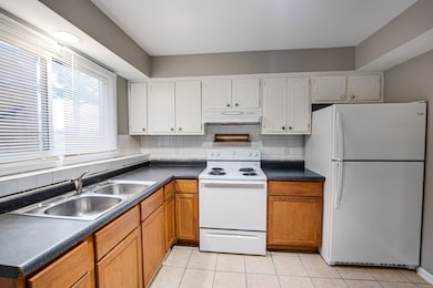 839 Bishop Ave unit 1, Aurora, IL 60506 - photo 3