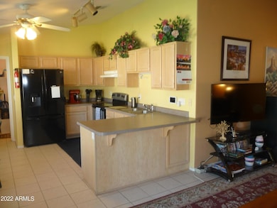 Kitchen & breakfast bar
