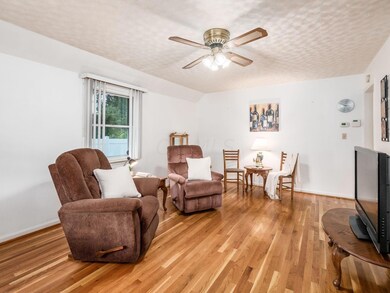 Living rm as you enter