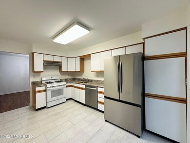 39 Fox Meadow Ln unit 241, Holmdel, NJ 07733 - photo 3