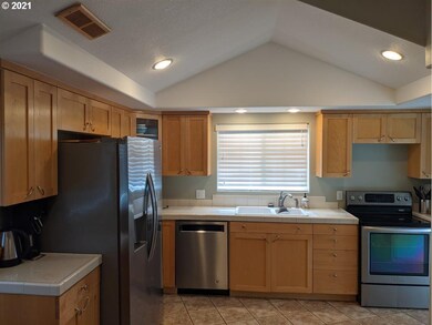 367 N Locust St, Canby, OR 97013 - photo 4