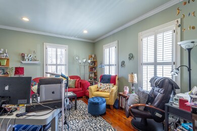 613 Colville St-40