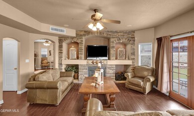 13733 Paseo de Fe Cir, El Paso, TX 79928 - photo 2