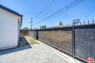 1947 E 114th St unit 1947 1/2, Los Angeles, CA 90059 - photo 4