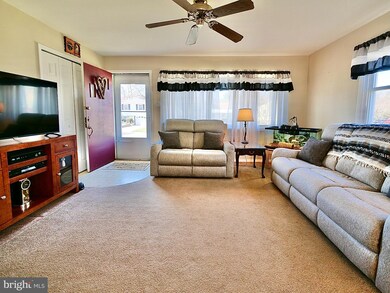 1102 Brookwood Ln, Secane, PA 19018 - photo 6