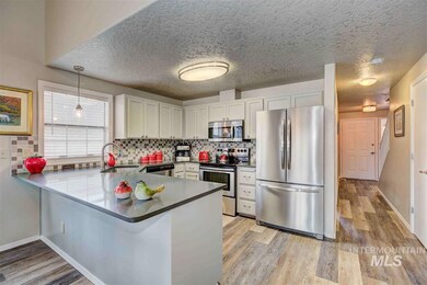 334 S Valley Dr, Nampa, ID 83686 - photo 4