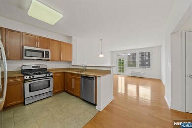 4 Constellation Place unit 308, Jersey City, NJ 07305 - photo 4