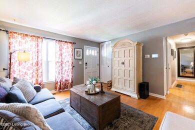 8916 Brandywyne Dr, Louisville, KY 40291 - photo 4