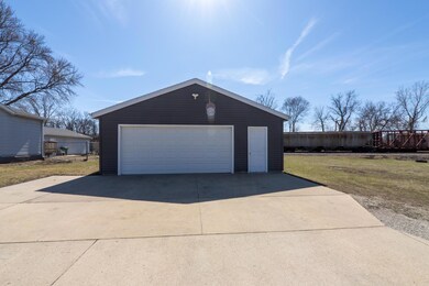 201 Lamont St, Waterloo, IA 50703 - photo 3