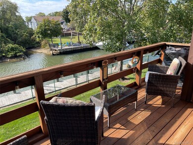 107 Mariners Way, Copiague, NY 11726 - photo 4