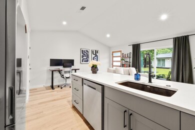 Kitchen with appliances with stainless steel fini