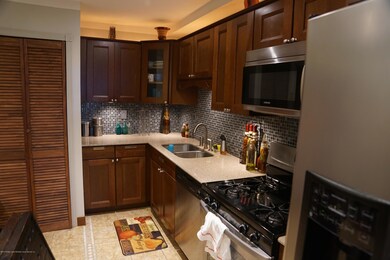 120 Pond Way unit 120, Staten Island, NY 10303 - photo 2