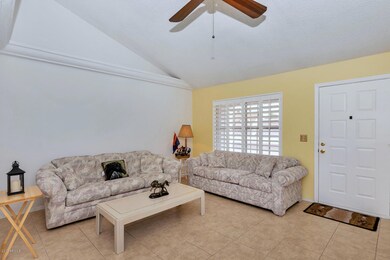931 E Tonto Ln-large-005-008-Main Living