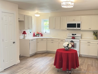 Corner Kitchen w/Closet Pantry