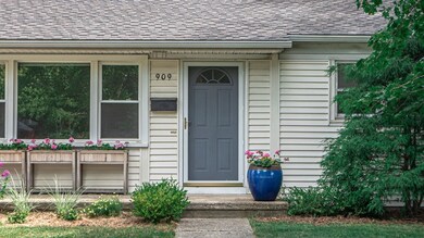 909 Barton Dr, Ann Arbor, MI 48105 - photo 3