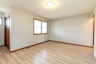 2701 SE 8th St, Des Moines, IA 50315 - photo 4