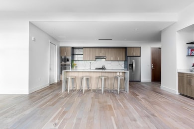 Kitchen with appliances with stainless steel fini