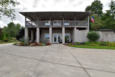 BEAUTIFUL HOME SETTING IN THE HEART OF THE MOUNTAI