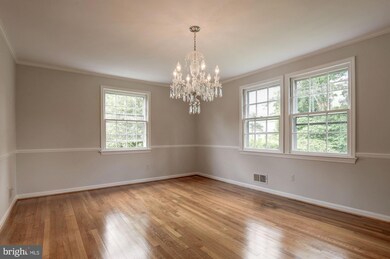 8100 Horseshoe Ln, Potomac, MD 20854 - photo 5