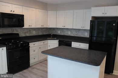 10624 Alison Dr, Burke, VA 22015 - photo 5