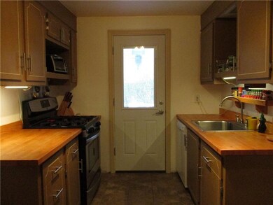 Sweet galley kitchen, so user friendly and easy to