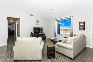 004_Living Room