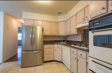 18-16 Bell Blvd unit 2, Flushing, NY 11360 - photo 3
