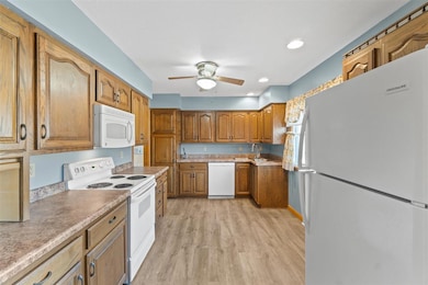 1177 Oakview Dr, Columbus Junction, IA 52738 - photo 3