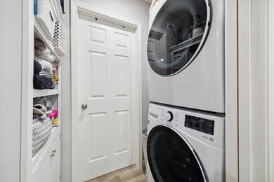 911 Kern St unit B, Houston, TX 77009 - photo 4